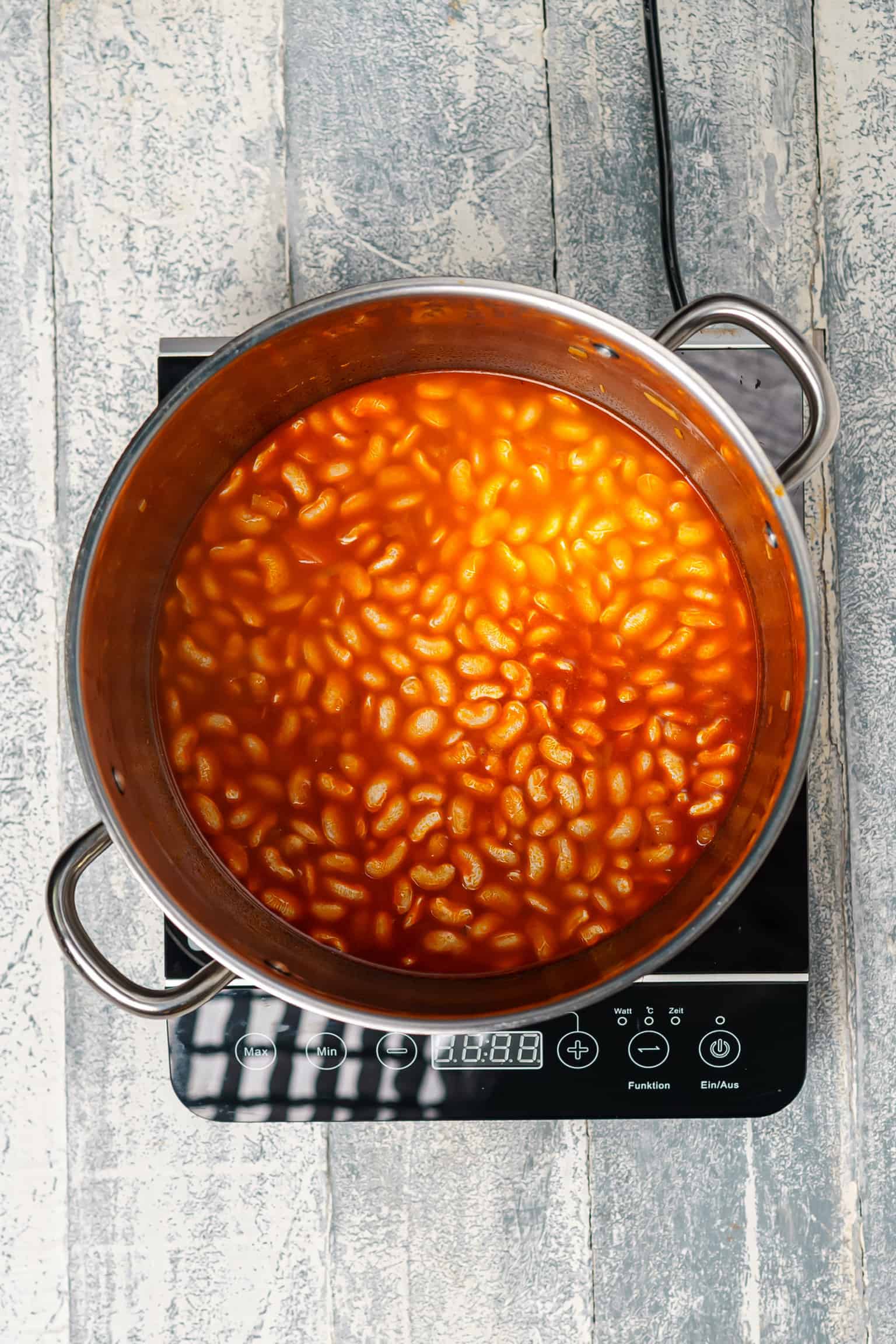 Cook the Greek bean soup (Fasolada)