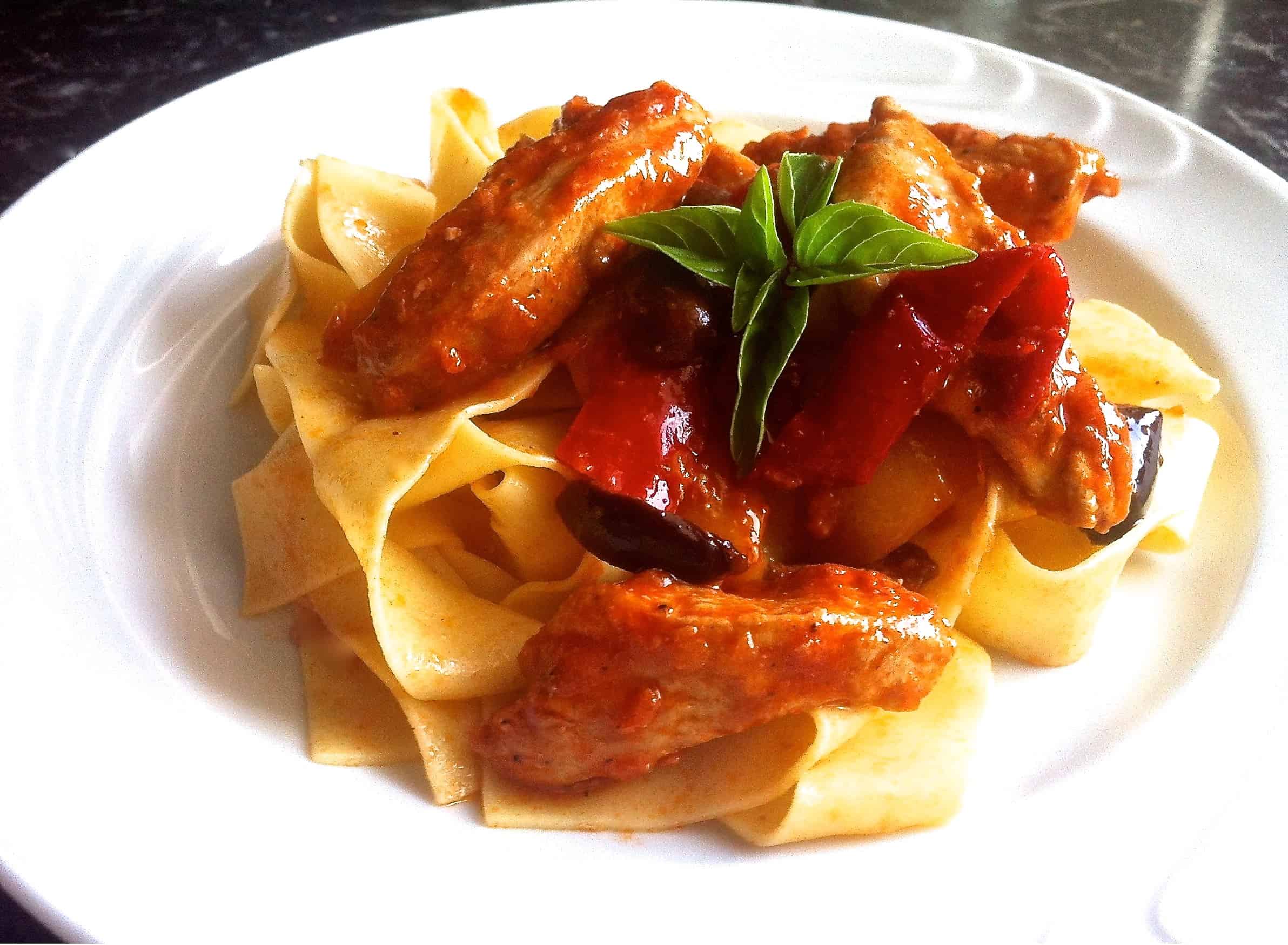 Easy Chicken recipe with Pappardelle, Peppers and Olives