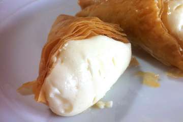 Phyllo Triangle pastries with Custard (Trigona Panoramatos)